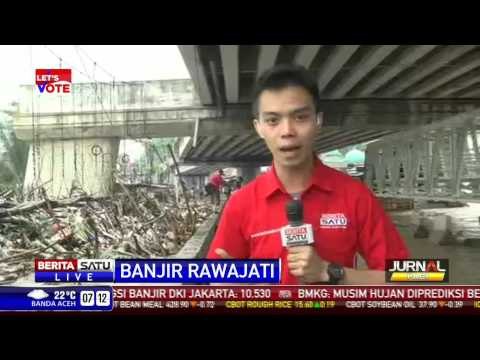 Terendam 2 Meter, Warga Rawajati Mengungsi di Kolong Jembatan