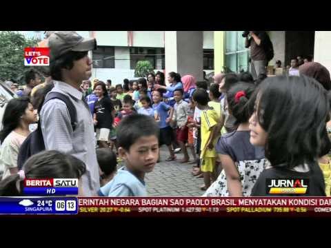 Relawan Hibur Anak-Anak Korban Banjir di Jakarta Timur