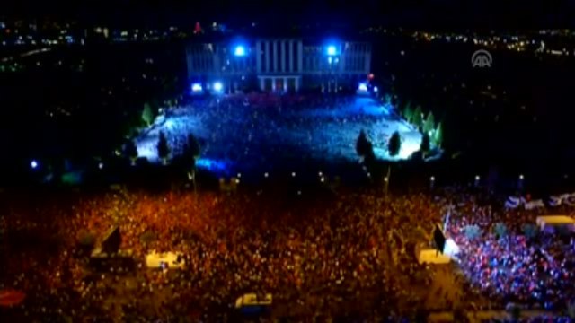 Erdoğan, Cumhurbaşkanlığı Külliyesi Bahçesinde Toplanan Vatandaşları Selamladı