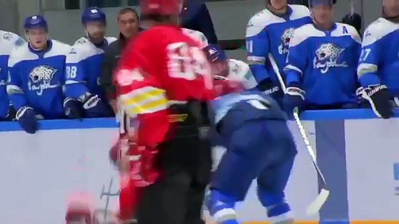 Le hockeyeur Damir Ryspayev se bat contre toute l’équipe adverse