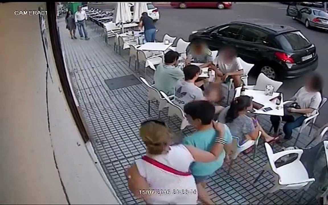 Un balcon s’effondre sur les clients installés à la terrasse d’un café