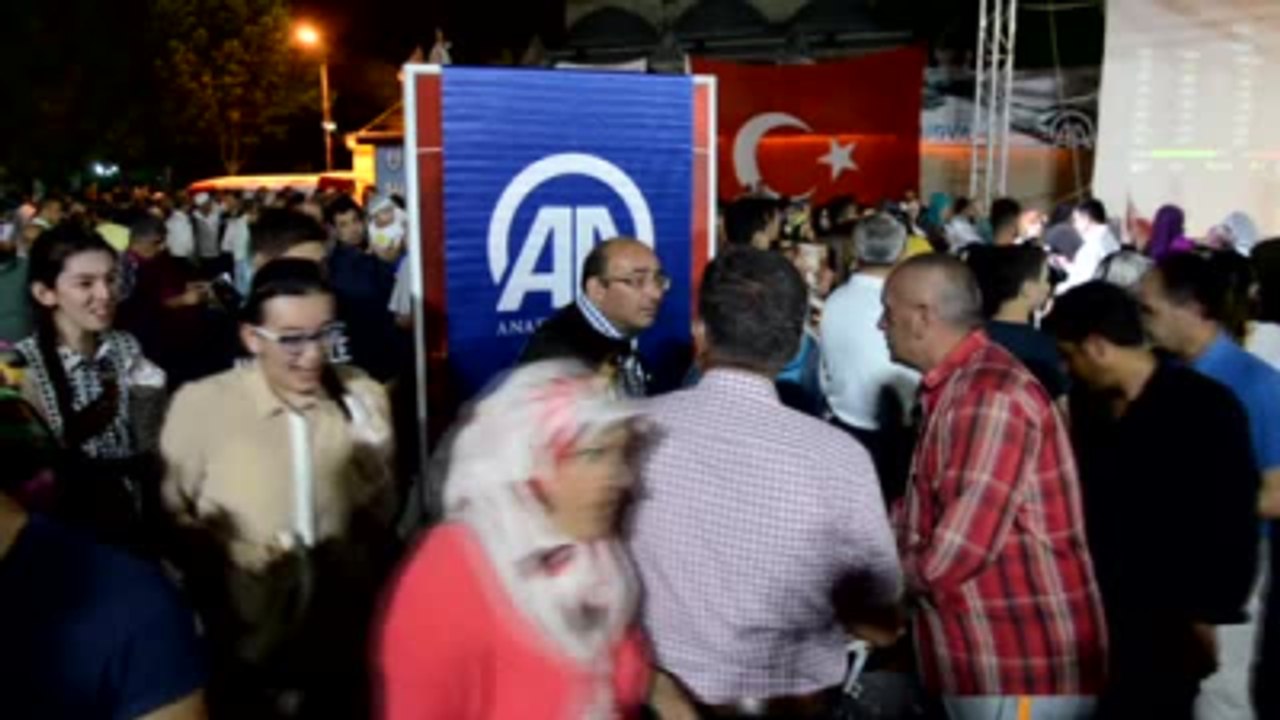 Aa'nın "Dakika Dakika Fetö'nün Darbe Girişimi" Kitabı Demokrasi Nöbeti Tutan Vatandaşlara Dağıtıldı