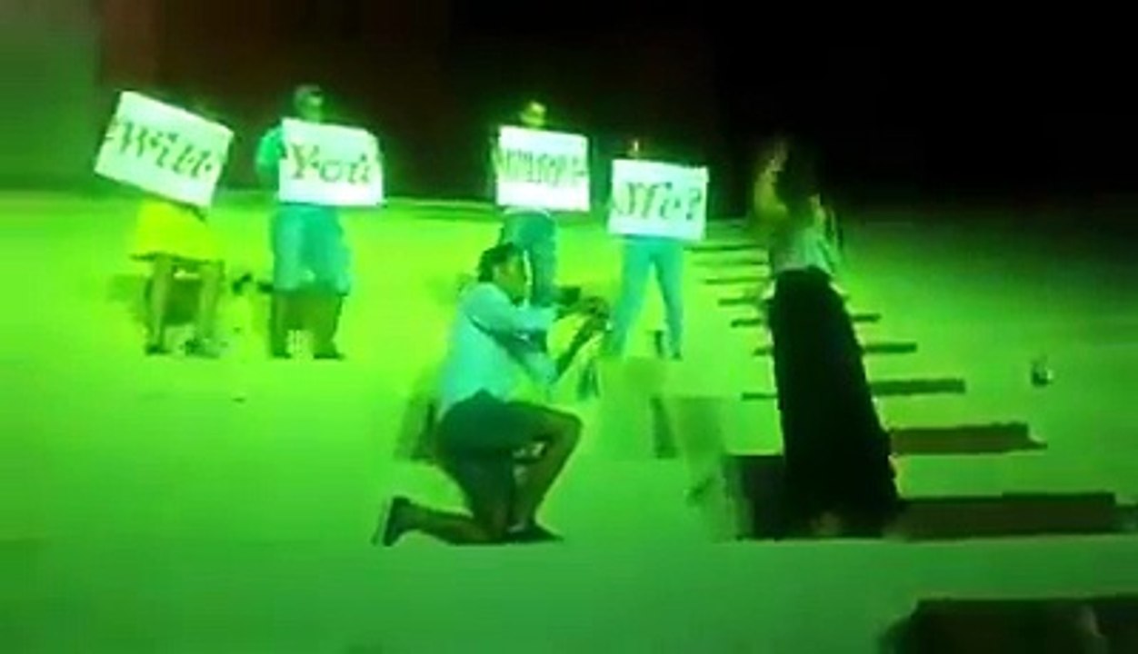 خطبها في مسرح سيدي ظاهر.. روعة ..تفرجو لبنات