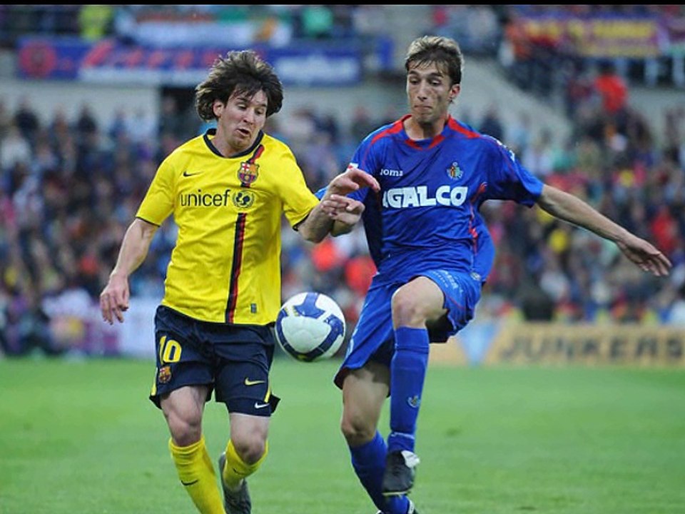 Barcelona’s Lionel Messi pulls off an incredible bicycle kick assist for Luis Suarez