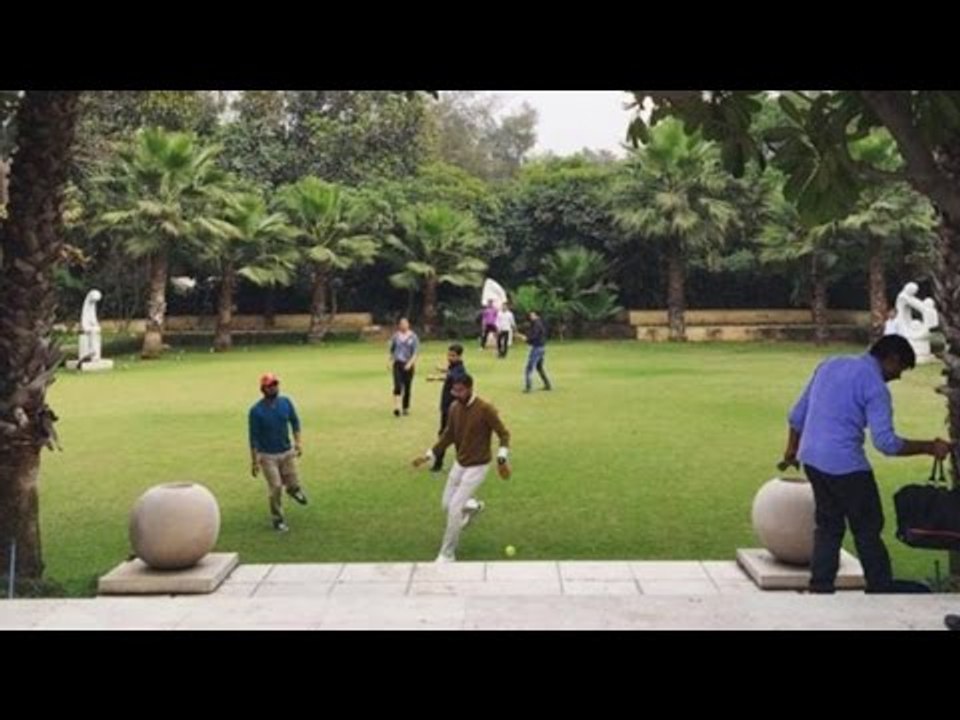Akshay Kumar Plays Cricket With Asin's Husband In Delhi !