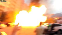 Une voiture prend feu et explose en pleine rue