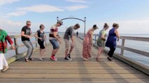 Il fait danser 100 personnes différentes à travers le monde sur la même chorégraphie