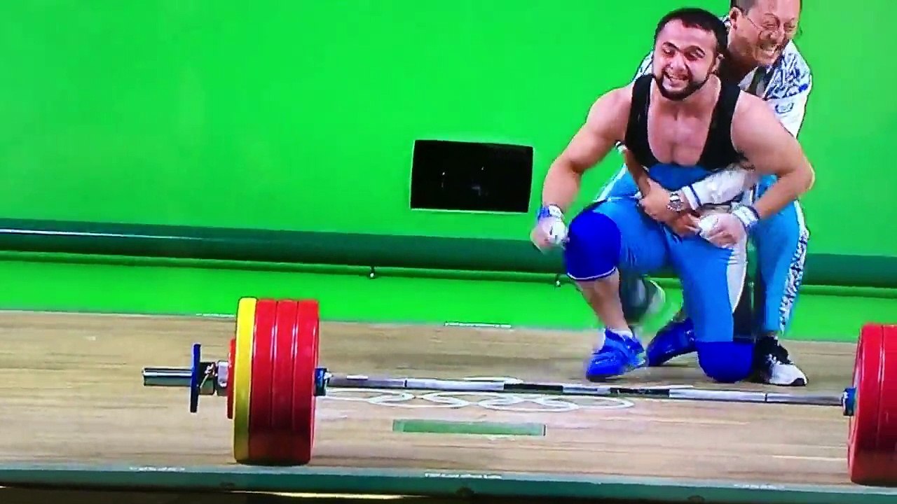 JO2016 - L'haltérophile Nijat Rahimov danse pour fêter son record du monde