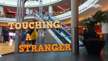 Prank (2016): Toucher la main des inconnus sur un escalator (Version Italienne)