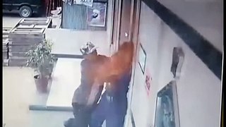 Bank robber throw red chilli powder in bank security guard