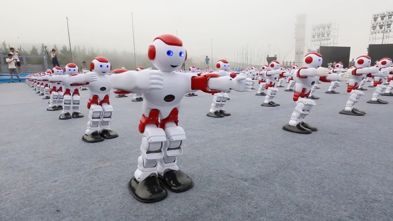 1007 robots ont dansé ensemble pour rentrer dans le Guiness Book