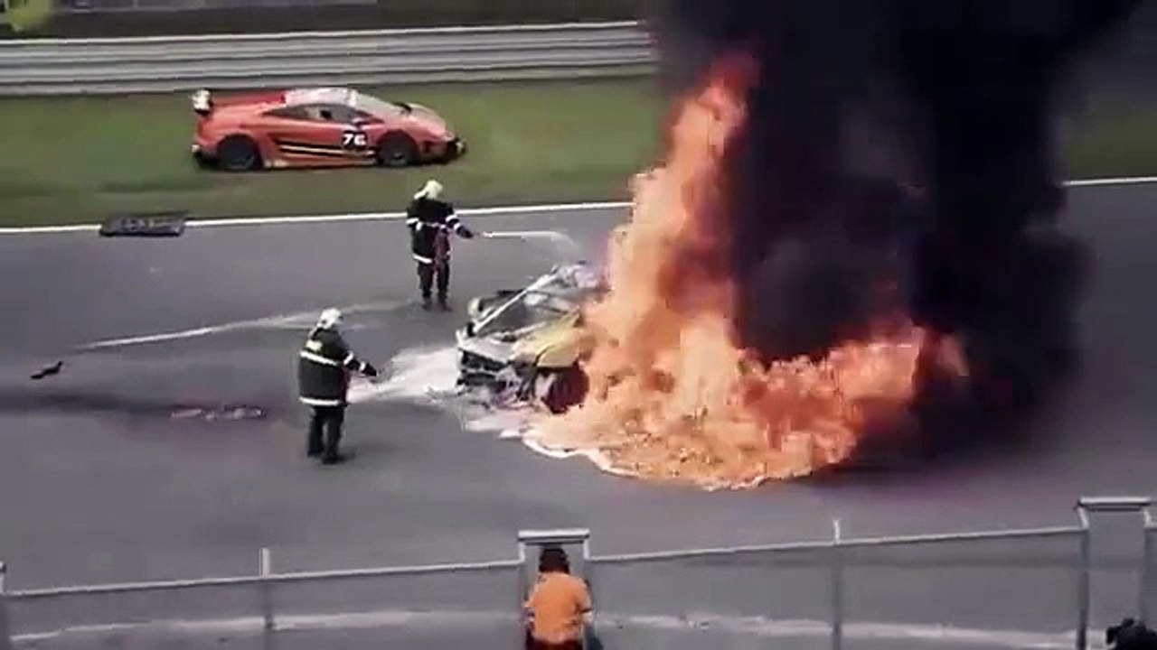 Une Lamborghini est pulvérisée sur un circuit automobile !