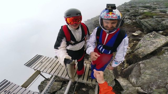 Il saute en wingsuit à travers les nuages