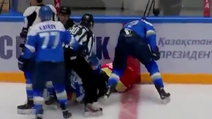 Damir Ryspayev se bat avec l'équipe adverse