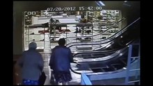 Cette mamie a une drôle manière de monter sur un escalator. Vous allez vous tordre de rire !