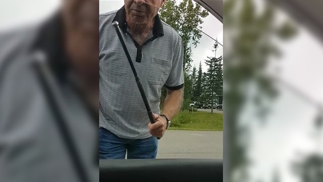 Un homme explose la vitre d'un conducteur à la matraque