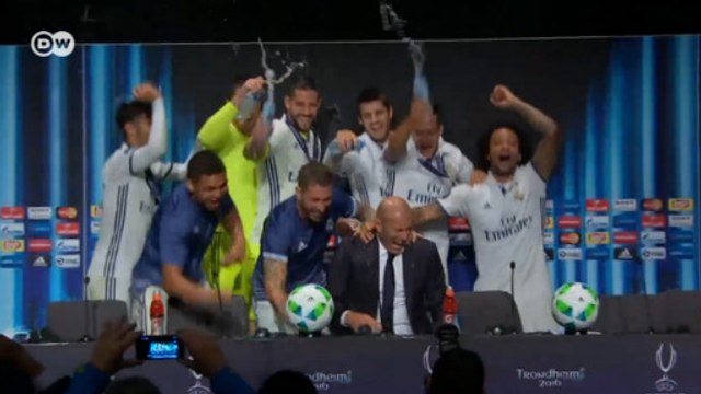 Тренера Реала Зидана облили водой (10.08.2016)