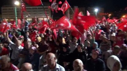 Kocaeli Demokrasi Nöbeti'ne Katılanlara Her Gün Erik Dağıttı