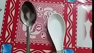 comparison between a plastic spoon with a metal sp