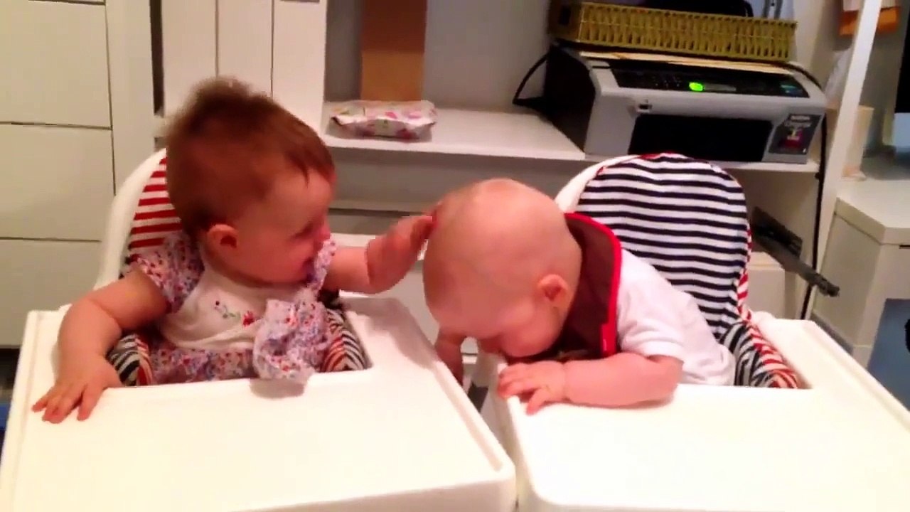 L'instant mignon : d'adorables petits jumaux se lancent dans un fou rire qui va égayer votre journée