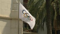La bandera olímpica ondea en el ayuntamiento de Badalona por el oro de Mireia Belmonte
