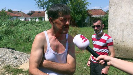 Banorët edhe pesë ditë pas vërshimeve po luftojnë me baltën