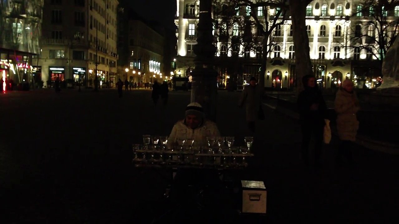 Cam Kadehlerden Vivaldi Winter Çalan Adam