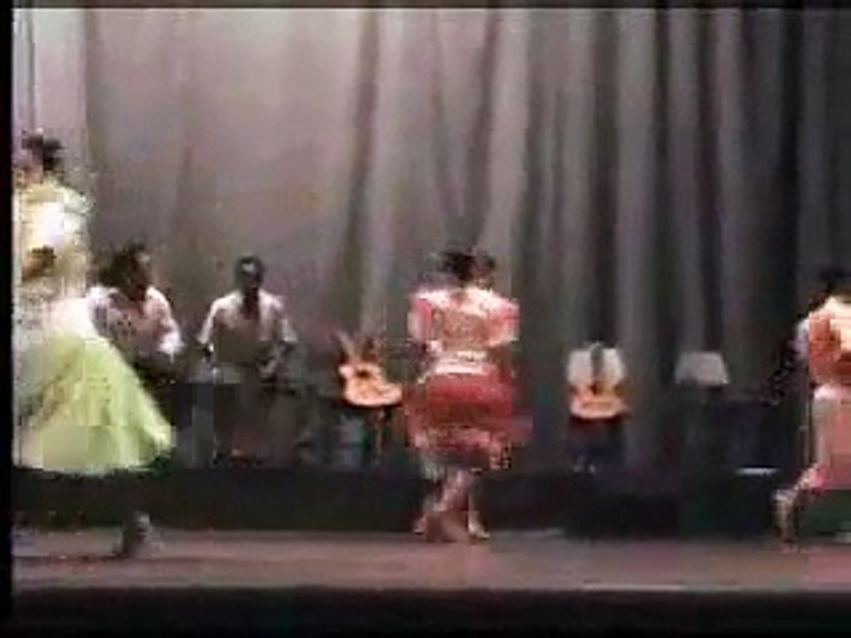 Folkuni bailando festejo