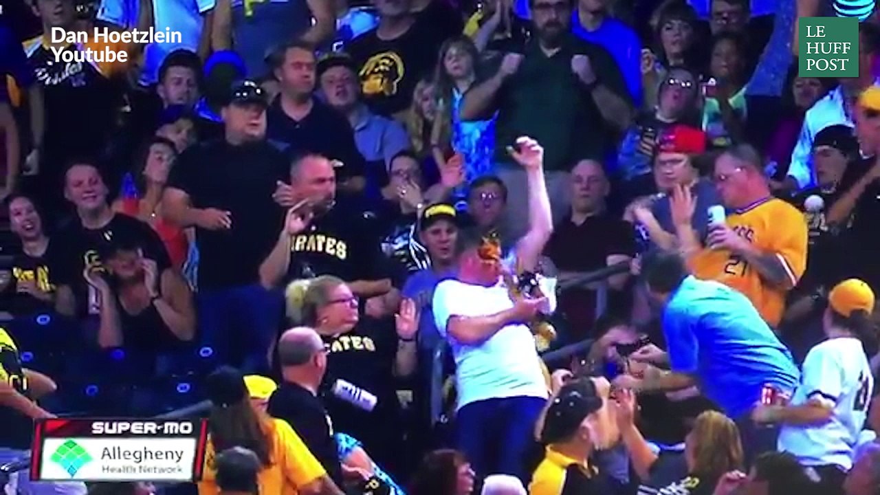 Ce fan de baseball saute pour attraper la balle... et reçoit une assiette de nachos
