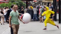 Un groupe déguisé en Pokémons parcourt les rues en lançant des PokéBalls géantes sur les passants!