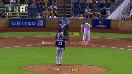 Faceplant avec une assiette de nachos pendant un match de baseball