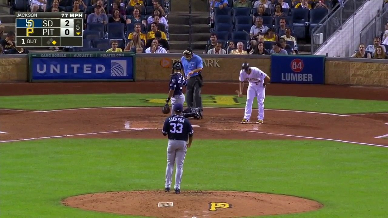 Faceplant avec une assiette de nachos pendant un match de baseball