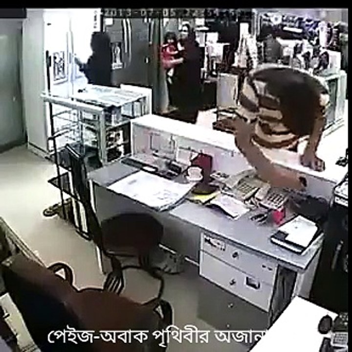 দেখুন পিচ্ছি কি ভাবে টাকা চুরি করলো!!
