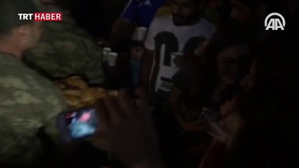 Demokrasi nöbeti tutan vatandaşlara askerler poğaça dağıttı