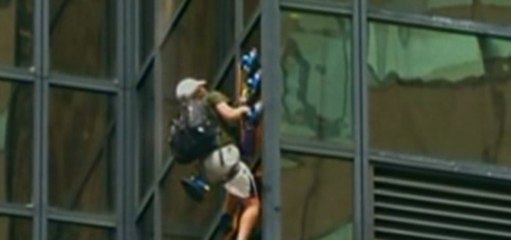 Hombre escala la torre Trump intentando hablar con el candidato presidencial