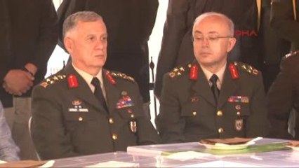 Genelkurmay Başkanı Akar, Şehit Ailesini Ziyaret Etti