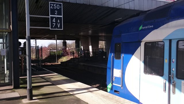 TRANSILIEN Départ d'un VB2N avec une BB17000 du Val d'Argenteuil