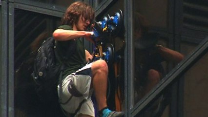 Crazy Dude CLIMBS TRUMP TOWER