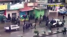 ethiopian protest የኢትዮጵያ ፓሊሶች ሰዎችን በአደባባይ ሲደበድቡና ሲዎስዷቸዉ…  © Free Ethiopia