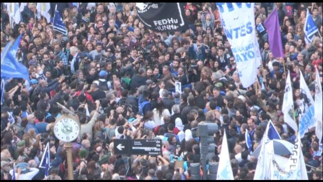 Argentinos arropan a Madres de Plaza de Mayo en su ronda 2.000