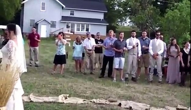 La mariée est sur le point de lancer son bouquet, mais ce qu'elle fait surprend tous les invités!