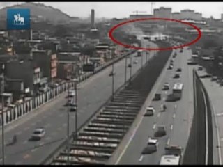 Câmera de segurança mostra queda de passarela no Rio de Janeiro