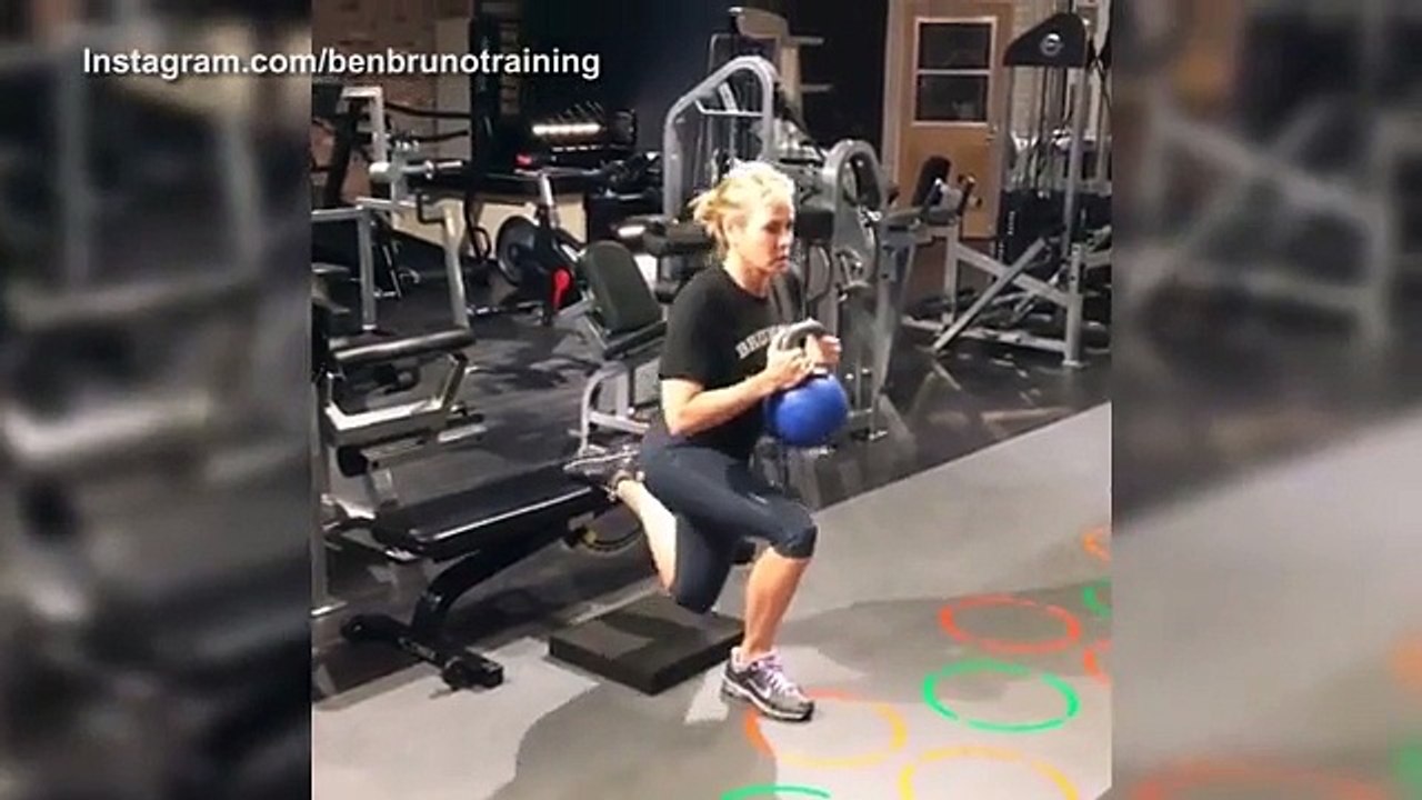 Chelsea Handler pushes through grueling lunges during workout