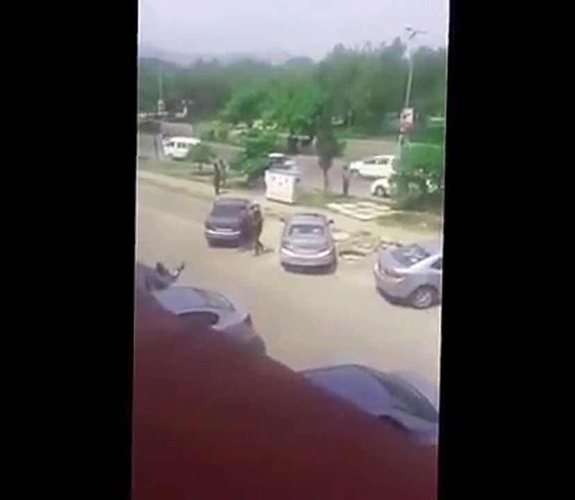 Islamabad ki sarak per berhna lerki lerkey ki gari ko pathar mar rahi thi - YouTube