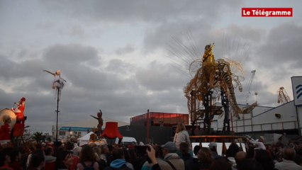 Brest. La Cie Off parade au port
