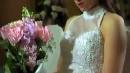 Habitée par le doute à quelques heures de son mariage, sa grand-mère lui raconte un secret jamais révélé. Ce qui se pro