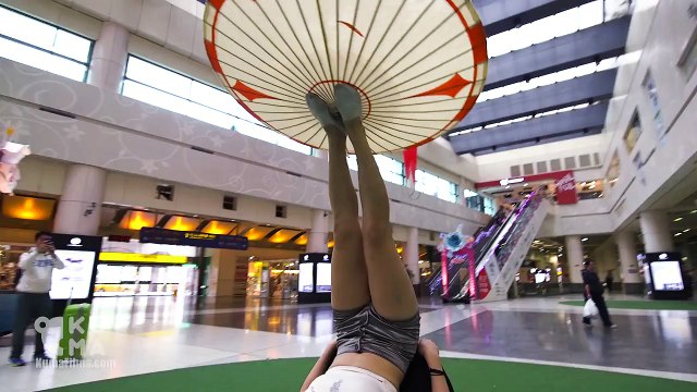 Cette jeune fille démontre son agilité en jonglant plusieurs objets avec ses pieds... Impressionnant !