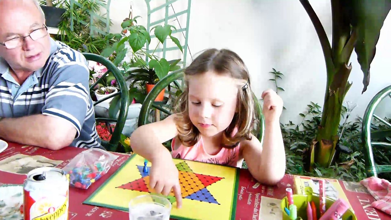 Romane joue avec son papy...