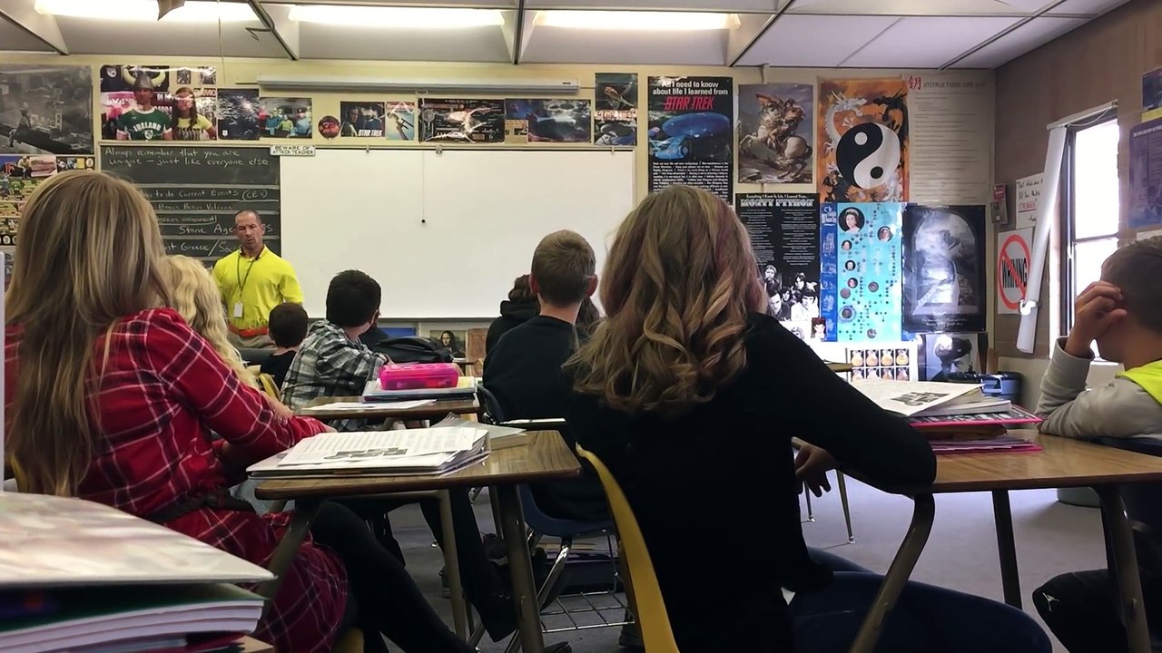 Un prof se donne à fond et se jette par la fenêtre en plein cours !