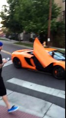 Un skateur casse le parebrise d’une McLaren